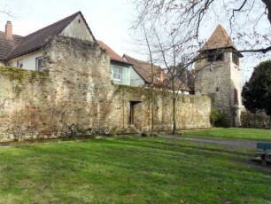 Stadtbefestigung-Stadtmauer im Südosten von Süden über Feldseite (Wehrgang mit Steinbrüstung hier abgetragen) mit Casinoturm (quadratischer Wehrturm) und Grabenvorfeld