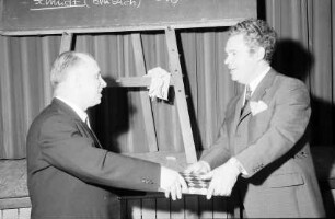Freiburg: Kolpingsaal, Generalvikar Dr. Schlund dankt Prof. Dr. Josef Dudel