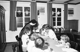 Freiburg: Schreiberstraße, Schwester Emilia gibt kroatischen Unterricht für Gastarbeiterkinder, Baracke