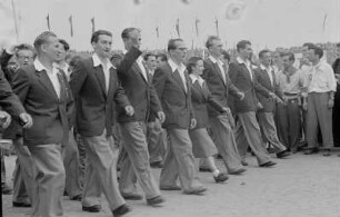 Eröffnung der III. Weltfestspiele der Jugend und Studenten im Walter Ulbricht-Stadion in Berlin : Teilnehmer der Weltfestspiele im Demonstrationszug, Erich Honecker (4.v.l.)