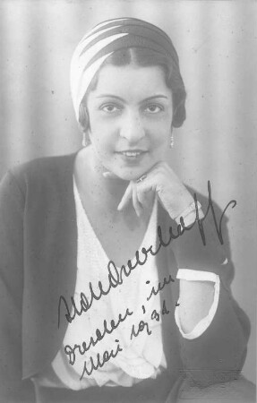 Porträt, wohl einer Schauspielerin, im Rollenkostüm. Fotografie (Weltpostkarte mit Blindstempel und Autogramm, datiert 05.1931) von Ursula Richter. Dresden, vor bzw. 1931