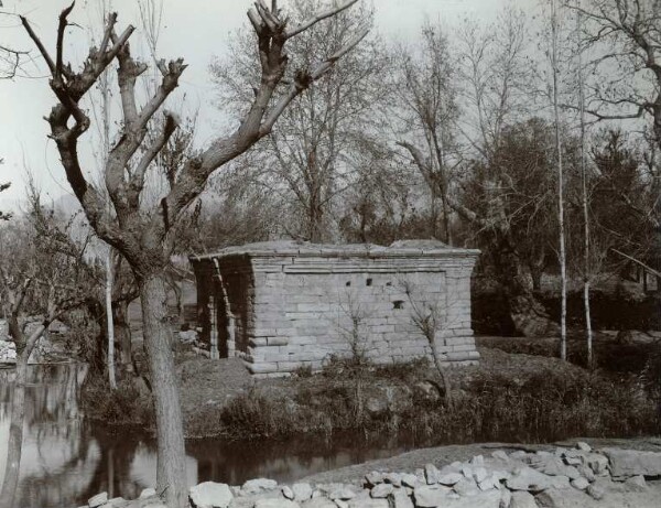 Construction en pierre, sur le chemin de Tral