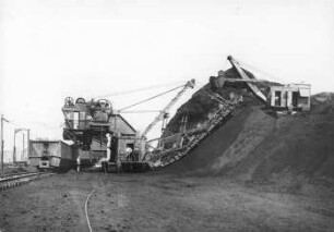 Regiser Kohlenwerke. Baggerung mit Eimerkettenbagger, Diesellöffelbagger und Großraumzug.