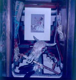 Bamberg. Karl-May-Museum. Vitrine mit Gegenständen, die zur Pfeifenzeremonie verwendet wurden