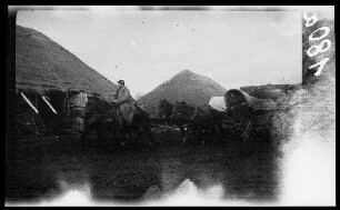 bei Wirballen (?) (=Virbalis, Litauen): Vierspänner mit Wagenkarren in einem morastigen landwirtschaftlichen Innenhof ("Es. K. Packwagen")