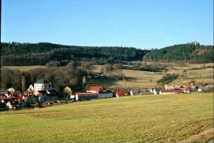 Ortsansicht von Süd mit Schloss, rechts oben der Luisenturm