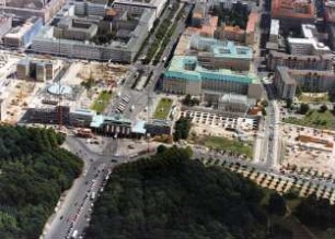 Brandenburger Tor und Straße unter den Linden : Blickrichtung Osten