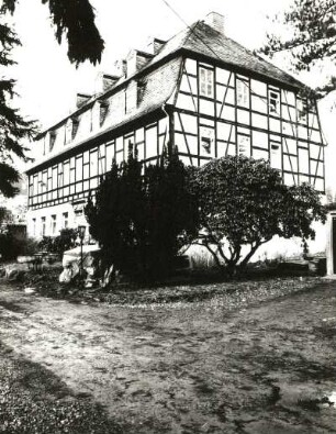 Augustusburg-Erdmannsdorf, Rathausstraße 16. Pfarrhaus (1812). Hofansicht mit Giebelseite