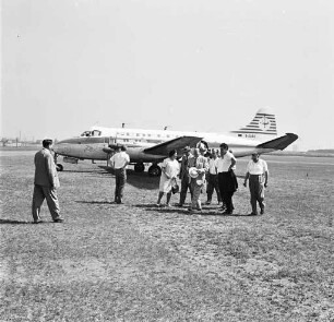 Rundflug über Karlsruhe mit einer viermotorigen Verkehrsmaschine des Typs De Havilland "Heron".