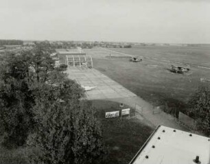 Verkehrslandeplatz (ehemaliger Militärflugplatz). Blick vom Tower auf Abfertigung für Rundflüge