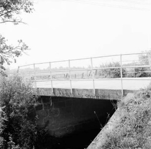 Barnitz: Rethwischfeld: Schwarzer Damm: Brücke mit Geländer: rechts und links Sträucher: hinten Weiden mit Zaun