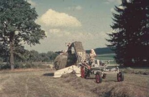 Fotografie: Erntetechnik, Heuernte, Geräteträger, Fuderlader, Handarbeit