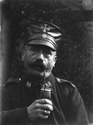1. Weltkrieg. Portrait eines Soldaten mit Pfeife