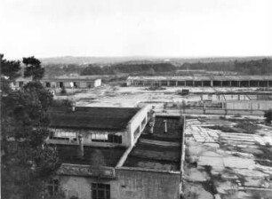 Ehemaliger Truppenübungplatz Königsbrück. Röhrsdorf. Garagen, Wartungshalle der Panzerschule, im Hintergrund Königshöhe