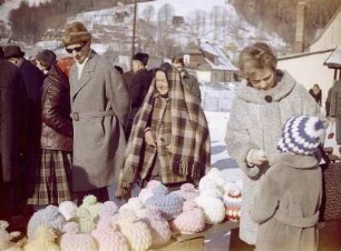 Hohe Tatra (Polen) (?). Verkaufsstand mit Wollmützen