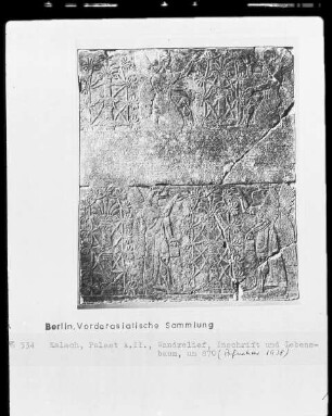 Geflügelte Genien, Inschriften und Lebensbaum (Wandreliefbruchstück aus dem Palast Asurnasirpal II.)