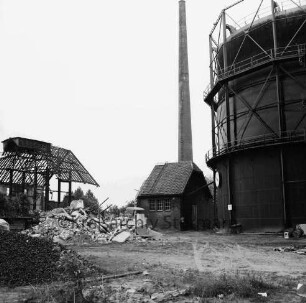 Stadtwerke Bad Oldesloe: Gaswerk: Lübecker Straße: Abriss des Kraftwerks: : links und Mitte teilweise abgerissene Gebäude, dazwischen Bauschutt: dahinter rechts Schornstein: rechts Gasometer: hinten Bäume: 5. Juni 1971