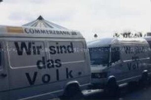 Kleinbus der Commerzbank als Demonstrationswagen mit Anspielung auf Montagsdemos in Leipzig - Anachronistischer Zug, Auftakt November 1990 in Bonn