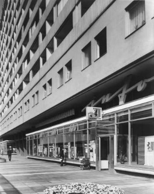 Dresden. Appartementhaus an der Ostseite der Prager Straße mit Läden im Erdgeschoß