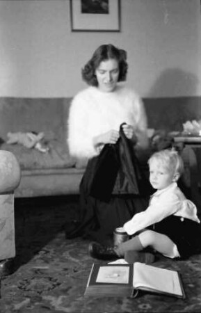Bukarest: Söhnchen [Festenberg] mit Mama und Buch