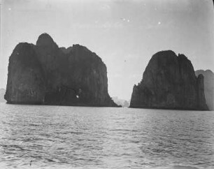 Felsformation : Freistehende Felsen im Meer