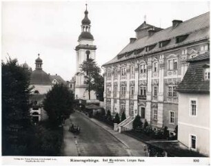 Langes Haus, Bad Warmbrunn: Seitenansicht Fassade der ehemaligen Zeichen-und Gewerbeschule mit Kirchturm