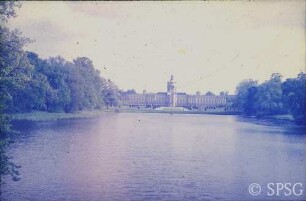 Berlin, Schlossgarten Charlottenburg, Blick über den Karpfenteich Richtung Schloss.
