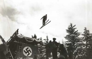 Osterzgebirge. Sachsenschanze am Geisingberg. Skispringen während der Deutschen Skimeisterschaften. Springer nach dem Absprung vom Schanzentisch