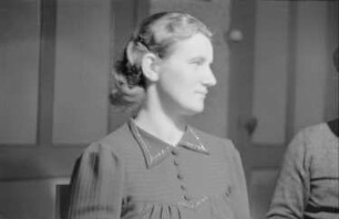 Zweiter Weltkrieg. Auf Heimaturlaub. Junges Mädchen (wohl aus der Familie des Fotografen)
