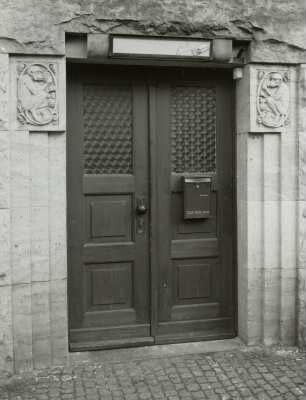 Großröhrsdorf, Rathaus, 1908/1909, M. & E. Völkel. Portal mit Affenreliefs