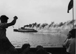 Internationaler Jugendtag 1950 in Stockholm. Jugendliche winken einer Fähre zu