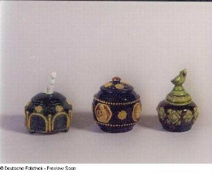 Drei Deckeldosen mit plastischem Schmuck : Drei Deckeldosen mit plastischem Schmuck (1. Dr. 20. Jh.; wohl K. Feuerriegel). Museum im Schloß Frohburg
