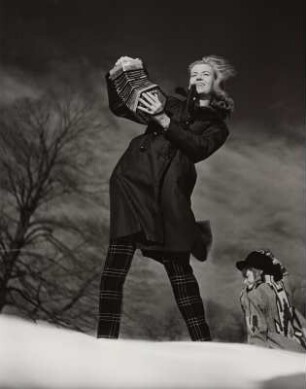 Modeaufnahme, Modelle Ann Whitney und Peggy Lloyd, Frontispiz (Harper's Bazaar)