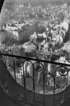 Dresden, Kreuzkirche. Blick auf das zerstörte Dresden und die Ruine der Kreuzschule, nach 1945