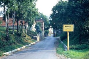 steile Straße mit Ortsschild