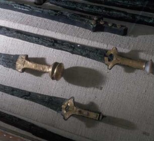 Athen. Archäologisches Nationalmuseum. Bronzeschwerter aus Kuppelgrab in Dendra bei Midéa, 14. Jh. v. Chr., Bronze, Gold, Elfenbein, Achat
