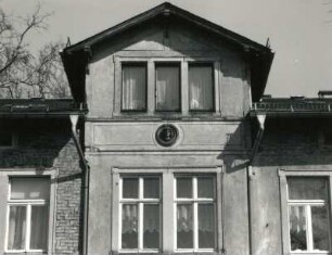 Radebeul, Waldstraße 20a/20. Haus "Arnim" (um 1850). Teilansicht der Fassade