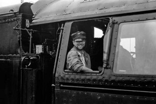 Huhndorf, Stefan: Journalist der Ahrensburger Zeitung bekommt eine Sonderfahrt in einer Oldtimer-Lokomotive, Baureihe 042 der Firma Borsig