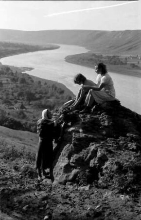 Nepotrowo Poarta Neagra: Tania und Ira Olschewski auf Felsen, Hintergrund Dnjestr