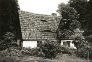 Zinnwald-Georgenfeld. Schindelgedecktes Bergmannshaus, Goetheweg 15. Eingangsseite