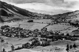 Bad Oberdorf, Ortsansicht : Bad Hindelang-Bad Oberdorf (Kreis Ostallgäu). Blick vom Fuß des Iseler über die Ortsteile Oberdorf und Hindelang nach Nordwest