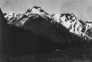 Panorama eines Gebirgszugs : Panorama eines schneebedeckten Gebirgszugs im Tian Shan Hochgebirge