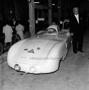 Automuseum: neben Herrenhaus Tremsbüttel: Innenansicht: alter Rennwagen: Besucher