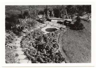 Garten Dr. Baensch, Berlin-Spandau: Rundes Wasserbecken mit Plattenweg