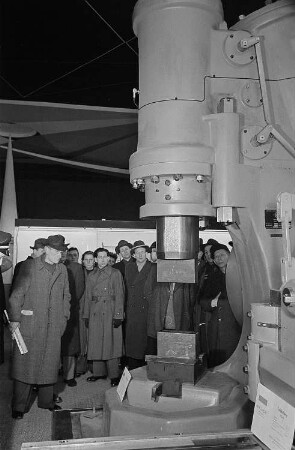 Messebesucher in der polnischen Ausstellungshalle, Präsentation von Maschinen zur Metallbearbeitung,Tafelschere