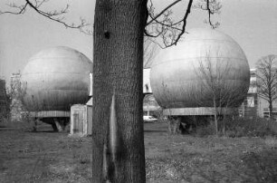 Berlin Adlershof : In Berlin Adlershof, Rudower Chaussee, Thermodynamische Kugellabore