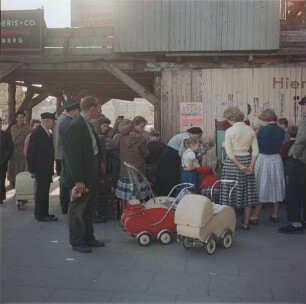 Hamburg. Reeperbahn : Hamburg. Reeperbahn. Zuschauer vor Puppentheaterbühne, September 1956
