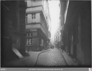 Bendergasse von der Nikolaikirche nach Osten mit Eckhaus Bendergasse 34 (angeschnitten)