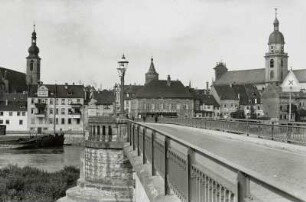 Kitzingen, Mainbrücke : Kitzingen. Mainbrücke (Straßenbrücke). Blick gegen die Altstadt mit Pfarrkirche St. Johannis, Marktturm und Ursulinerinnen-Klosterkirche