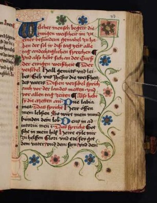Fleuronnéinitiale mit Binnengrund in Gold; der sie umschließende Fleuronnéausläufer im Bundsteg geht von einer im unteren Seitenrand stehenden Vase aus, von der auch eine den Fuß- und Seitensteg überziehende Fadenranke mit Rosetten in Deckfarben und Gold abgeht